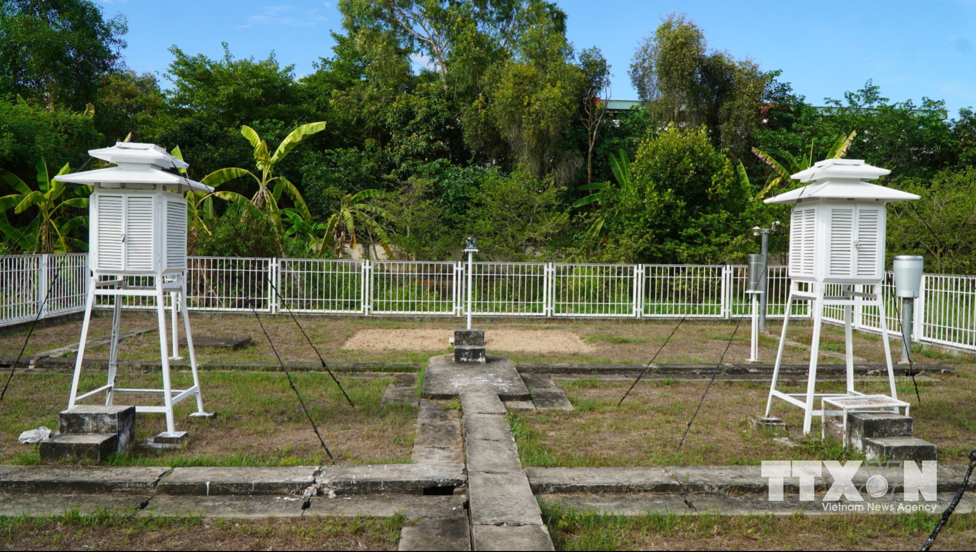 Khu vực lắp đặt các thiết bị thu thập dữ liệu, phục vụ công tác dự báo thời tiết của Đài khí tượng thủy văn tỉnh Đồng Tháp. (Ảnh: Nhựt An/TTXVN)